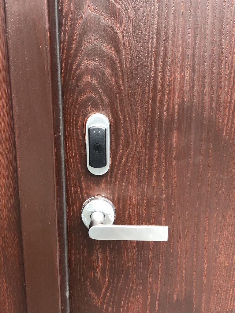 Smart air lock installed on an interior door